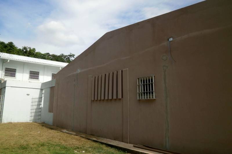 As obras do novo Centro de Recuperação Feminino (CRF) de Santarém, no oeste do Pará, estão em fase de conclusão. Cerca de 90% dos serviços já foram finalizados. A nova unidade está localizada no pólo penitenciário de Santarém, na vila de Cucurunã, e terá mais de 9 mil metros quadrados.
FOTO: CÉLIA MONTEIRO / DIVULGAÇÃO / ASCOM SUSIPE
DATA: 28.02.2018
SANTARÉM - PARÁ <div class='credito_fotos'>Foto: CÉLIA MONTEIRO / DIVULGAÇÃO / ASCOM SUSIPE | <a href='/midias/2018/originais/45890b12-ea36-4d14-adfc-2cef662a12a6.jpg' download><i class='fa-solid fa-download'></i> Download</a></div>