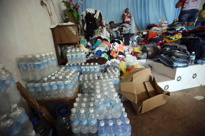 Passados dois dias da enxurrada que destruiu casas e obrigou pessoas a saírem de seus locais de moradia em Paragominas, Governo do Estado e Prefeitura continuam os trabalhos para atender as famílias afetadas, reconstruir o que ficou destruído e restabelecer a situação de normalidade no município. Desde a manhã da última quinta-feira (12), equipes da Defesa Civil intensificam as ações nos bairros atingidos.
FOTO: SIDNEY OLIVEIRA / AG. PARÁ
DATA: 14.04.2018
PARAGOMINAS - PARÁ <div class='credito_fotos'>Foto: Sidney Oliveira/Ag. Pará | <a href='/midias/2018/originais/458ba0b7-19b4-4be2-9f22-c5174756fcb6.jpg' download><i class='fa-solid fa-download'></i> Download</a></div>