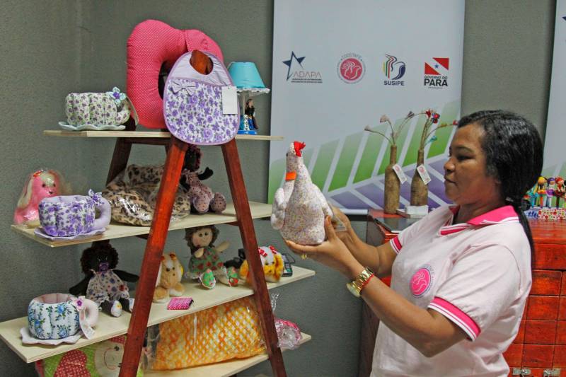 As detentas do Centro de Recuperação Feminino (CRF), em Ananindeua, e que fazem parte da Cooperativa Social de Trabalho Arte Feminina Empreendedora (Coostafe) - primeira formada exclusivamente por mulheres presas no Brasil -, ganharam nova oportunidade para vender os produtos produzidos e expandir o negócio, que começou dentro da unidade prisional há cerca de quatro anos. Uma parceria entre a Superintendência do Sistema Penitenciário do Estado (Susipe) e a Associação dos Distribuidores Atacadistas do Estado do Pará (Adapa), viabilizou espaço dentro de um shopping center de Ananindeua, para venda dos trabalhos produzidos na cooperativa com o Amigos do Meio Ambiente (AMA), projeto de sustentabilidade socioambiental. Duas detentas vão diariamente ao local fazer a venda dos produtos, acompanhadas de uma agente penitenciária da Susipe. Lá, estão expostos todo o artesanato feito por elas, inclusive com material reciclável, transformando o lixo em artigos de luxo.
FOTO: AKIRA ONUMA / ASCOM SUSIPE
DATA: 23.04.2018
BELÉM - PARÁ <div class='credito_fotos'>Foto: Akira Onuma / Ascom Susipe | <a href='/midias/2018/originais/459513ba-a13d-40b5-8037-13eacc1647fe.jpg' download><i class='fa-solid fa-download'></i> Download</a></div>