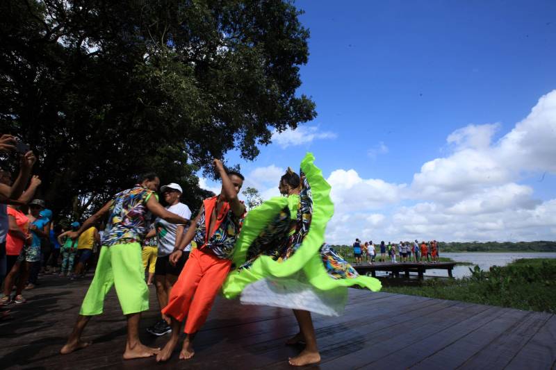 Uma reabertura feita a milhares de mãos. A fita inaugural colocada no inicio da trilha principal do Parque do Utinga foi rompida por mais de cinco mil pessoas ansiosas pelo inicio da caminhada, marcando o segundo dia da programação de reabertura do mais novo espaço paraense de lazer e interatividade com a natureza.
FOTO: MÁCIO FERREIRA / AG. PARÁ
DATA: 17.03.2018
BELÉM - PARÁ <div class='credito_fotos'>Foto: MÁCIO FERREIRA/ AG. PARÁ | <a href='/midias/2018/originais/45954241-4c68-40de-a909-dcc8331f840f.jpg' download><i class='fa-solid fa-download'></i> Download</a></div>
