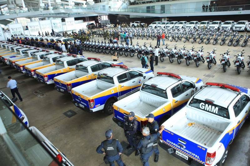 Com a entrega de mais 359 veículos (foto), somente esta semana, o Governo do Pará reforçou a atuação da área de segurança pública em todo o Estado. Todos os veículos auxiliarão no combate a criminalidade e a manutenção da segurança em todo o território paraense. Boa parte desses veículos foi destinada diretamente para as guardas municipais, numa ação integrada com as Prefeituras, por meio da Secretaria de Segurança Pública e Defesa Social (Segup) com articulação da Secretaria de Municípios Sustentáveis, que define em conjunto com os municípios, a agenda de prioridades. A última etapa da entrega ocorreu nesta quinta-feira (5), no Hangar – Centro de Convenções da Amazônia.
FOTO: RODOLFO OLIVEIRA / AG. PARÁ
DATA: 05.07.2018
BELÉM - PARÁ <div class='credito_fotos'>Foto: Rodolfo Oliveira/Ag. Pará | <a href='/midias/2018/originais/45961102-0bca-4b35-8bd4-4b1056b770d2.jpg' download><i class='fa-solid fa-download'></i> Download</a></div>