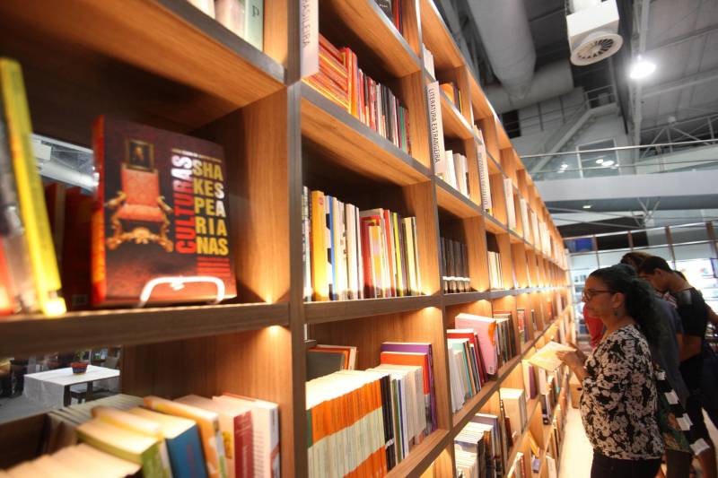 XXII Feira Pan-Amazônica do Livro, NO Hangar.
FOTO: MARCELO LELIS / AG. PARÁ
DATA: 07.06.2018
BELÉM - PARÁ <div class='credito_fotos'>Foto: Marcelo Lelis / Ag. Pará | <a href='/midias/2018/originais/459d0909-52f9-4395-ab35-a78b933c258e.jpg' download><i class='fa-solid fa-download'></i> Download</a></div>