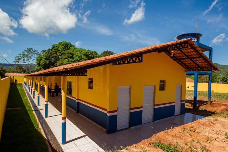 Aos poucos, a paisagem de Serra Pelada – que já foi o maior garimpo a céu aberto do planeta e hoje é distrito de Curionópolis, município do sudeste paraense - começa a se modificar. A poeira intensa, típica de estradas de chão, vai paulatinamente dando lugar à camada de asfalto, que pela primeira vez chega a Curiónópolis, conhecido mundialmente pela corrida do ouro e pelo formigueiro humano nos anos 1980, eternizado pelo olhar do fotógrafo Sebastião Salgado. O ouro não é mais explorado na região, mas Serra Pelada ainda é uma cidade de garimpeiros. São eles que residem e povoam as ruas, que parecem ter parado no tempo. Foram esses trabalhadores que fizeram a localidade crescer, que formaram famílias e criaram filhos nascidos no local, fincando raízes, criando identidade, sonhando com a volta da exploração do ouro, cada vez mais distante. Mas até esse cenário vem se transformando. Na foto, Escola Estadual de Ensino Médio Joaquina Diamantina.

FOTO: ASCOM / PREFEITURA DE CURIONÓPOLIS
DATA: 08.06.2018
CURIONÓPOLIS - PARÁ <div class='credito_fotos'>Foto: ASCOM / PREFEITURA DE CURIONÓPOLIS   |   <a href='/midias/2018/originais/459e4b09-f527-4bed-8751-5459941d2e29.jpg' download><i class='fa-solid fa-download'></i> Download</a></div>