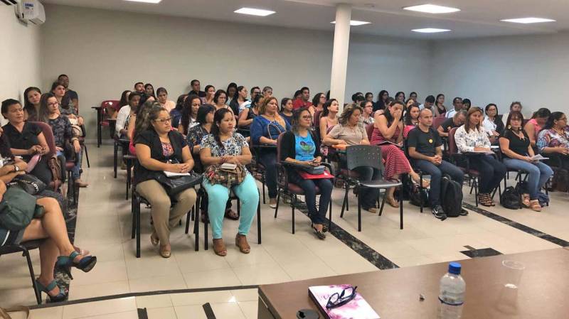 Cerca de 70 pessoas participaram, nesta terça-feira (08), do curso “Convivência e Paradesporto - Gestão do Cotidiano”, uma parceria entre o Núcleo de Articulação e Cidadania (NAC) do Governo do Pará, a Assistência Social Paulus e o Comitê Paraolímpico Brasileiro (CPB). O evento foi realizado no auditório da Casa Civil, em Belém. O programa é realizado em todo o país com ações estruturadas para dialogar e construir coletivamente as soluções para as principais demandas da política de Assistência Social no Brasil. Essa é a segunda turma capacitada com o tema paradesporto, a primeira foi em Curitiba, no início do ano. Durante uma das atividades práticas, os participantes foram vendados e tiveram que encarar as dificuldades de uma pessoa com deficiência visual como uma caminhada pela calçada ou compras em uma feira.
FOTO: ASCOM / NAC
DATA: 08.05.2018
BELÉM - PARÁ
<div class='credito_fotos'>Foto: Ascom NAC | <a href='/midias/2018/originais/45a2b274-f142-41c8-a89d-a853f33caf33.jpg' download><i class='fa-solid fa-download'></i> Download</a></div>