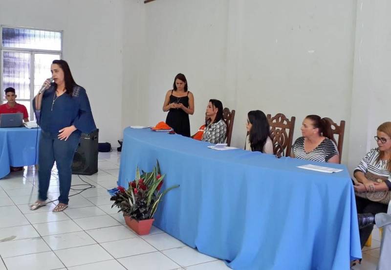 Sessenta e sete famílias afetadas pelas enchentes no municipio de Paragominas receberam o benefício eventual, um auxílio no valor de um salário mínimo, fornecido pelo período de três meses, para vítimas de calamidades. Ele integra o Sistema Único da Assistência Social (Suas). “O benefício eventual é uma resposta imediata para casos de calamidade e vem para dar suporte para estas famílias principalmente para alimentação e domicílio. É a fase inicial para que elas possam ir retomando a sua vida, até atingirem a normalidade”, explicou Ana Cláudia Costa, secretária adjunta da Secretaria de Estado de Assistência Social, Trabalho, Emprego e Renda (Seaster).
FOTO: ASCOM / SEASTER
DATA: 07.05.2018
PARAGOMINAS - PARÁ <div class='credito_fotos'>Foto: ASCOM / SEASTER | <a href='/midias/2018/originais/45a608fb-800d-4d71-964d-31bceda61111.jpg' download><i class='fa-solid fa-download'></i> Download</a></div>