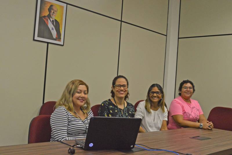 A mais recente edição do projeto Quinta Ambiental abordou a temática do uso sustentável dos recursos hídricos no Pará. Participaram do evento, nesta quinta-feira (3), universitários da Faculdade da Amazônia (Famaz) e estudantes da escola técnica Grau Técnico, no auditório da Secretaria de Meio Ambiente e Sustentabilidade (Semas), no Parque Estadual do Utinga (Peut). A Coordenadoria de Educação Ambiental (Ceam) organiza o evento mensalmente. A Semas, na condição de responsável pelo planejamento, informação e apoio à gestão de recursos hídricos do Estado do Pará, tem entre suas ações de gestão participativa, a implementação do programa de educação ambiental e capacitação com foco na gestão integrada de recursos hídricos. Na foto, a técnica da Diretoria de Recursos Hídricos (Direh), da Semas, Lucyana Batista (blusa preta) e equipe da Semas durante a palestra.
FOTO: ASCOM / SEMAS
DATA: 03.05.2018
BELÉM - PARÁ <div class='credito_fotos'>Foto: ASCOM SEMAS | <a href='/midias/2018/originais/45a7a4e6-fc3c-4e74-be15-a66bfb843a8c.jpg' download><i class='fa-solid fa-download'></i> Download</a></div>
