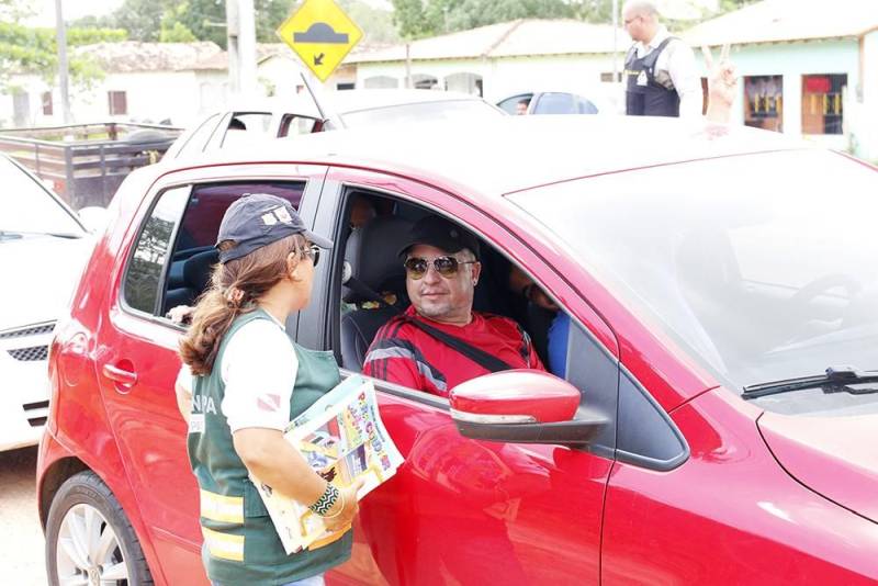 Agentes de educação para o trânsito e de fiscalização do Departamento de Trânsito do Estado (Detran) promoveram, na manhã deste sábado (10), uma operação, em conjunto com a Polícia Militar (PM), no pórtico do município de Vigia, PA 412. Durante a ação, que faz parte da "Operação Carnaval 2018", foram abordados mais de 60 condutores. As abordagens educativas visam conscientizar os motoristas que escolheram Vigia como destino para passar o feriado de carnaval. Dentre os alertas passados pelos agentes de educação estão a importância da utilização dos dispositivos de segurança, tanto para passageiros adultos quanto para crianças, e os perigos da mistura álcool e direção. Já as abordagens de fiscalização, buscam reduzir os índices de acidentes e veículos circulando em condições irregulares.

FOTO: ASCOM DETRAN
DATA: 10.02.2018
VIGIA - PARÁ <div class='credito_fotos'>Foto: ASCOM DETRAN   |   <a href='/midias/2018/originais/45afa3a9-21ca-4e12-b9d6-6909f56a5146.jpg' download><i class='fa-solid fa-download'></i> Download</a></div>