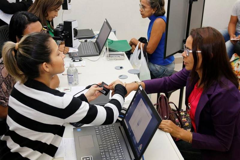Desde a última quarta-feira (6) começou a ser feita em todo o Estado a coleta de dados biométricos (foto) com prontuário. A implantação do sistema, uma tecnologia desenvolvida pelo Departamento de Trânsito do Estado (Detran) para serviços da Secretaria de Estado de Segurança Pública e Defesa Social (Segup), imprime maior segurança na emissão do Registro Geral (RG). O serviço foi implantado na Estação Cidadania do shopping Pátio Belém, em cerimônia da qual participaram o titular da Segup, Luiz Fernandes Rocha, a diretora geral do Detran, Andréa Hass, e o delegado geral da Polícia Civil, Claudio Galeno.
FOTO: ASCOM / DETRAN
DATA: 06.06.2018
BELÉM - PARÁ <div class='credito_fotos'>Foto: ASCOM DETRAN | <a href='/midias/2018/originais/45b46e6c-aa1d-4aa8-a3d0-5e8d1e8e7764.jpg' download><i class='fa-solid fa-download'></i> Download</a></div>