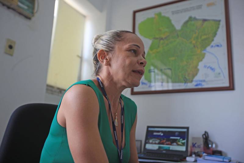 Equipes estão em campo com ações de controle e prevenção da doença junto aos produtores rurais da região atingida em um raio de 12 quilômetros a partir do foco da doença. O Programa Estadual de Controle da Raiva de Herbívoros (PECRH) atua no controle da ocorrência da doença em animais de interesse produtivo, tendo como objetivo reduzir a prevalência da doença na população de herbívoros domésticos. A gerente do Programa, Arlinéia Rodrigues (foto), explica que a Adepará trabalha no combate a raiva de herbívoros. No caso das ações no Marajó, a Agência dá apoio na área externa ao foco da doença, na comunidade de Rio Laguna, realizando a captura de morcegos em conjunto com a equipe da Sespa.
FOTO: RODOLFO OLIVEIRA / AG. PARÁ
DATA: 17.05.2018
BELÉM - PARÁ <div class='credito_fotos'>Foto: Rodolfo Oliveira/Ag. Pará | <a href='/midias/2018/originais/45b978ac-3fb4-4734-88a5-b39ad1754453.jpg' download><i class='fa-solid fa-download'></i> Download</a></div>