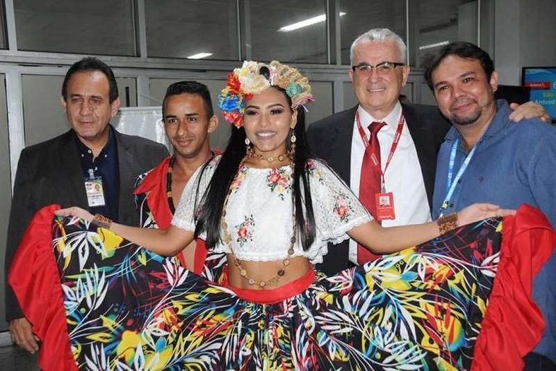 Nesta quinta-feira (21), como resultado da ação governamental que mais uma importante companhia aérea deu início a operações no Aeroporto Internacional de Belém. A Avianca Brasil passa a operar voos diretos e diários de Guarulhos (SP) e de Brasília (DF) para Belém, em confortáveis e modernas aeronaves Airbus A320 com total de 162 assentos. Na foto, o secretário de Estado de Turismo, Ciro Góes (e) e o vice-presidente de Vendas e Marketing da Avianca Brasil, Tarcísio Gargioni (d)
FOTO: ASCOM SETUR
DATA: 22.06.2018
BELÉM - PARÁ <div class='credito_fotos'>Foto: ASCOM SETUR | <a href='/midias/2018/originais/45ba366f-ad89-4d83-86bd-a990b059b7c4.jpg' download><i class='fa-solid fa-download'></i> Download</a></div>