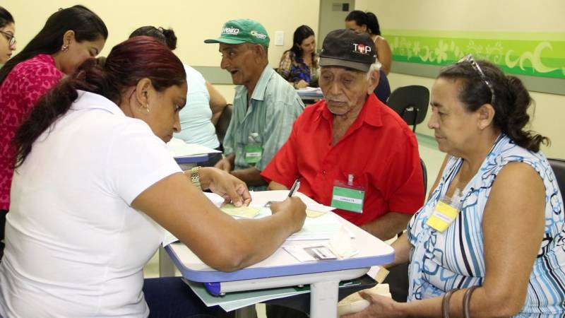 Uma parceria entre a Unidade de Alta Complexidade em Oncologia Dr. Vítor Moutinho (Unacon), em Tucuruí, e a Secretaria de Assistência Social do município, com apoio da representação do INSS local, transformou para melhor a vida de cerca de 40 usuários oncológicos. Eles fizeram inscrição (foto) para o cadastro único do governo federal, que é o primeiro passo para requerer o Benefício de Prestação Continuada (BPC) e, assim, obter a concessão de vários benefícios sociais do INSS, entre eles, o passe livre. A campanha foi realizada nos dias 15 e 16, na sede da Unacon, a partir da constatação de que o elevado índice de 50% de absenteísmo no tratamento oncológico deve-se, por exemplo, as causas sociais, entre elas, a falta de recursos para transporte até a sede da Unacon para seguir o tratamento de forma plena.
FOTO: ASCOM / UNACON
DATA: 16.05.2018
TUCURUÍ - PARÁ <div class='credito_fotos'>Foto: Ascom Unacon | <a href='/midias/2018/originais/45bebcbf-5c70-4d39-8d10-9f12c7a26792.jpg' download><i class='fa-solid fa-download'></i> Download</a></div>