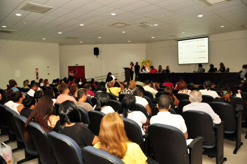 Uma nova estratégia de prevenção a contaminação pelo vírus da Aids será oferecida na rede pública de saúde do Pará, a começar por Belém: a profilaxia pré-exposição, conhecida como PrEP, baseada no uso de medicamentos antirretrovirais (ARV) e com chances de prevenir a infecção pelo HIV em até 90% quando usada de forma correta. O método é indicado para casos específicos dentro de grupos de vulnerabilidade, possui efeitos colaterais e em nenhum momento poderá substituir o uso de preservativos. O anúncio foi feito pela Secretaria de Estado de Saúde Pública (Sespa) durante encontro realizado nesta quinta-feira (21), em Belém, com representantes do Ministério da Saúde, Secretaria de Saúde de Belém, profissionais de saúde e integrantes da Sociedade Civil Organizada.
FOTO: JOSÉ PANTOJA / ASCOM SESPA
DATA: 21.06.2018
BELÉM - PARÁ <div class='credito_fotos'>Foto: José Pantoja / Ascom Sespa | <a href='/midias/2018/originais/45c72aff-0f02-472c-821a-1bdf8d871eba.jpg' download><i class='fa-solid fa-download'></i> Download</a></div>