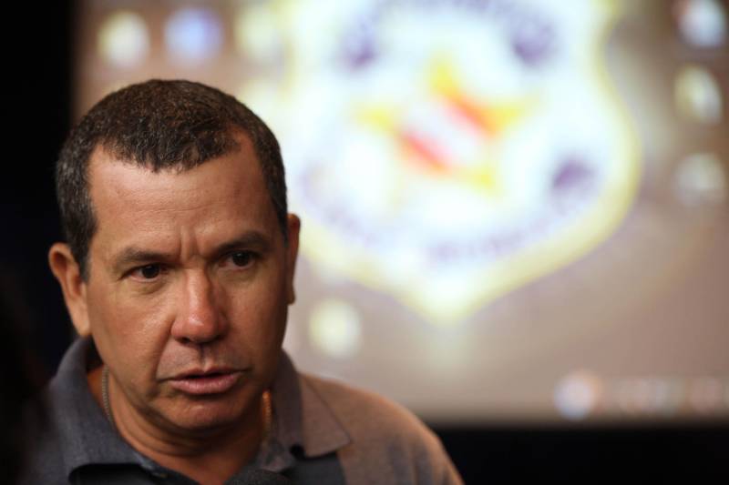 Foi iniciada, ainda na noite da segunda-feira (9), uma operação de reforço policial nas ruas da capital paraense e dos demais municípios da Região Metropolitana de Belém (RMB). O maior efetivo nas ruas foi colocado logo após as mortes registradas ao longo daquele dia. As investigações iniciaram e as vítimas já foram identificadas. Além disso, uma sala de situação foi implantada no Centro Integrado de Operações (Ciop) para traçar e definir metas para as operações, comandada pela Secretaria de Estado de Segurança Pública e Defesa Social (Segup). Essas informações foram divulgadas na terça-feira (10) em coletiva de imprensa, na sede da Delegacia Geral da Polícia Civil, em Belém. Entre as 13 mortes registrados na segunda-feira está a do policial militar Joaquim Nunes Silva. Os outros 12 eram civis e apenas um ainda não foi identificado ainda. E 9 dos 12 civis têm passagem pela polícia. Na foto, o coronel André, Cunha, secretário adjunto de Gestão Operacional da Segup.
FOTO: SIDNEY OLIVEIRA / AG. PARÁ
DATA: 10.04.2018
BELÉM - PARÁ <div class='credito_fotos'>Foto: Sidney Oliveira/Ag. Pará | <a href='/midias/2018/originais/45d46c99-b738-4d08-9ab8-46db15537408.jpg' download><i class='fa-solid fa-download'></i> Download</a></div>