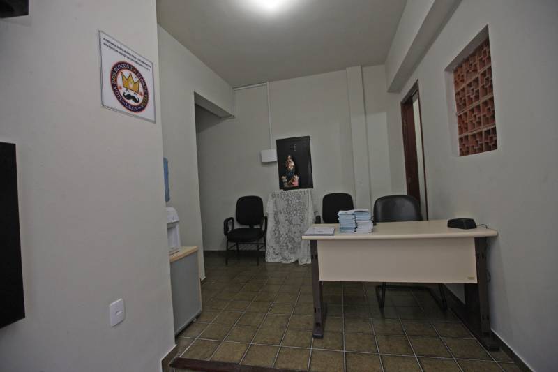 Leia Braúna mora há dois anos e meio no bairro da Cidade Velha e vê com alegria a instalação de uma sede da Polícia Militar na Rua Dr. Assis, bem pertinho de sua casa. O novo prédio da 1ª Companhia do 2º Batalhão da PM foi inaugurado na tarde desta quinta-feira, 5, e agora além de estar mais acessível aos moradores dos bairros da Campina, Reduto e Cidade Velha, oferece melhores condições de trabalho aos militares. O local foi cedido pela Arquidiocese de Belém em fevereiro deste ano de forma gratuita e por tempo indeterminado. Antes disso, a sub-unidade funcionava no 3º andar da seccional do Comércio. O Major Luiz Octávio, comandante do 2º Batalhão, informa que a Companhia atua com 165 policiais militares, que atendem cerca de 24 mil moradores da área. “A proximidade da Polícia Militar com a comunidade é um ponto primordial da instalação da 1ª Companhia, além de ser estratégico, porque se coloca em uma posição de atendimento rápido tanto ao Reduto, quanto para Campina e a própria Cidade Velha”, afirmou o oficial.
FOTO: CARLOS SODRÉ / AG. PARÁ
DATA: 05.04.2018
BELÉM - PARÁ <div class='credito_fotos'>Foto: Carlos Sodré/Agência Pará | <a href='/midias/2018/originais/45e809a9-ee6d-493c-8a28-388cec5fb34a.jpg' download><i class='fa-solid fa-download'></i> Download</a></div>