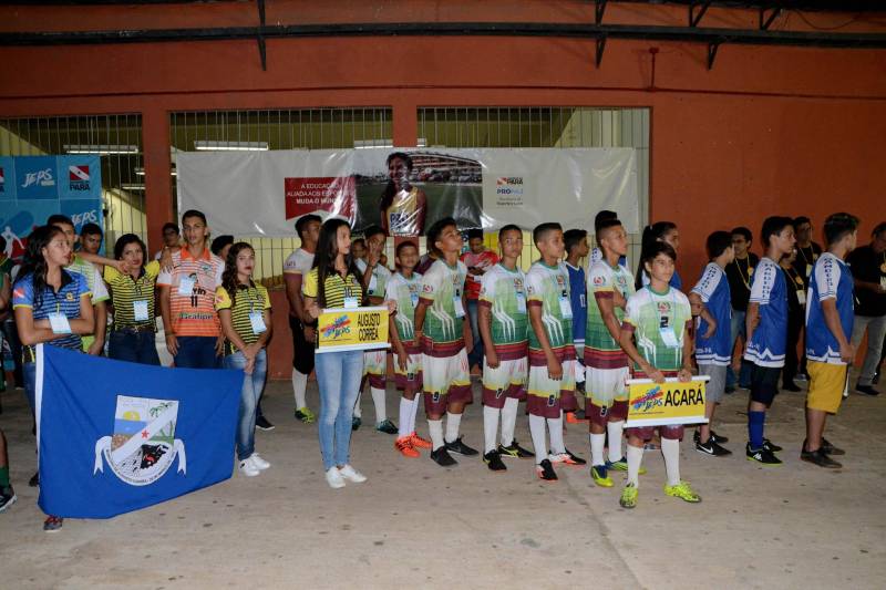 A abertura da Etapa Estadual dos Jogos Estudantis Paraenses (Jeps) 2018 teve um sabor especial para os 883 atletas, técnicos e dirigentes do esporte escolar que participaram da cerimônia na noite desta terça-feira, 19, no Estádio Jornalista Edgar Proença, o Mangueirão.
FOTO: FERNANDO NOBRE / ASCOM SEDUC
DATA: 19.06.2018
BELÉM - PARÁ <div class='credito_fotos'>Foto: FERNANDO NOBRE/ASCOM SEDUC | <a href='/midias/2018/originais/4602d9cd-84bc-4491-acdf-652cb55abca2.jpg' download><i class='fa-solid fa-download'></i> Download</a></div>