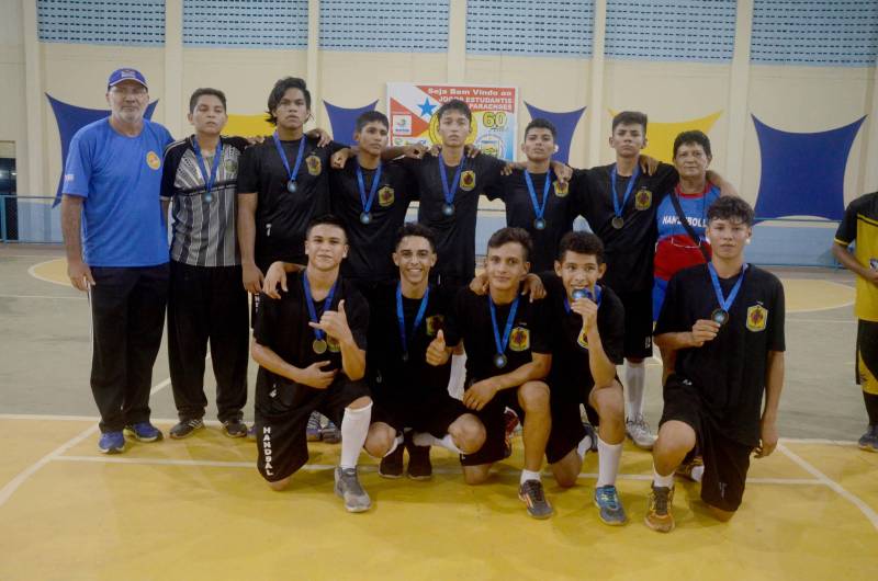 A etapa regional dos Jogos Estudantis Paraenses (Jeps), realizada de 16 a 19 de maio, no município de Igarapé-Açu, no nordeste do Estado, selecionou os times que vão disputar a etapa estadual, em junho, em Belém. Depois dos quatro dias de disputas, Castanhal foi apontada como a delegação que levará para a próxima etapa o maior número de times. A última partida foi de Handebol masculino. Os times de Salinópolis (foto) e Igarapé-Açu disputaram uma vaga para a estadual
FOTO: RAI PONTES / ASCOM SEDUC
DATA: 20.05.2018
IGARAPÉ-AÇU - PARÁ <div class='credito_fotos'>Foto: Rai Pontes/Ascom Seduc | <a href='/midias/2018/originais/4606a983-a11f-4889-9ba6-08b45a819029.jpg' download><i class='fa-solid fa-download'></i> Download</a></div>