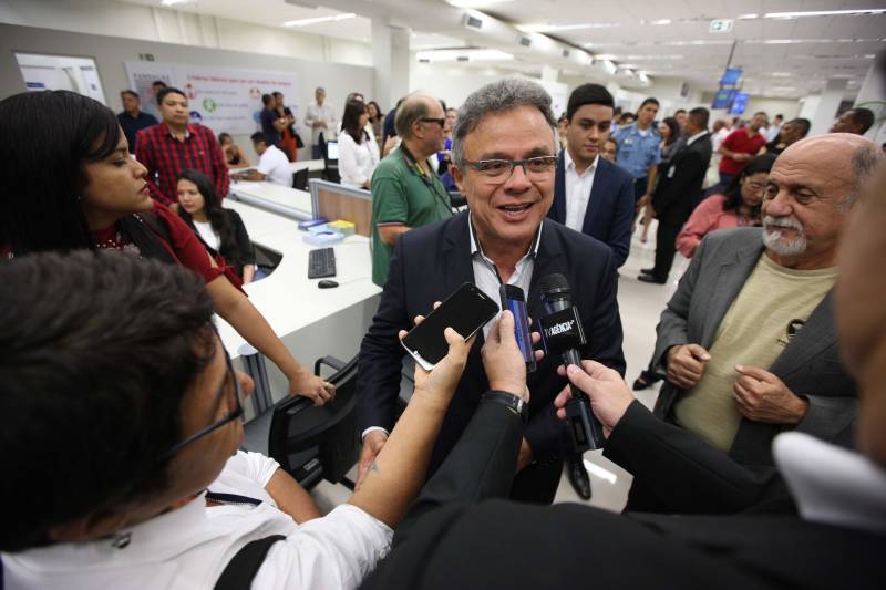 Carteira de identidade, habilitação e de trabalho. Seguro-desemprego, segunda via de boletos de água e multas de transito. Registros na Junta Comercial e DARFs de impostos. Registros de ocorrências na polícia e queixas ao Procon. Tudo num só lugar, rápido e fácil. O governador Simão Jatene entregou nesta sexta-feira, 04, à população a Estação Cidadania do Shopping Pátio Belém. É a sexta unidade de atendimento à população no estado do Pará. Num espaço de mais de mil metros quadrados, a população poderá contar com serviços de órgãos como: Banpará; Polícia Civil; Procon; Secretaria de Justiça e Direitos Humanos; Sistema Nacional de Empregos; Secretaria de Assistência Social, Trabalho e Renda; Junta Comercial do Estado, Secretaria da Fazenda, Cosanpa, Detran, Igeprev e Fundação Pro-Paz. Além desses, as novidades ficam por conta do Hemopa, oferecendo a possibilidade do cidadão doar sangue e da Secretaria Municipal de Mobilidade (Semob).
FOTO: ANTÔNIO SILVA / AG. PARÁ
DATA: 04.05.2018
BELÉM - PARÁ <div class='credito_fotos'>Foto: Antônio Silva/Ag. Pará | <a href='/midias/2018/originais/461deefa-3a86-43a3-86b4-6ad0c009bbc5.jpg' download><i class='fa-solid fa-download'></i> Download</a></div>