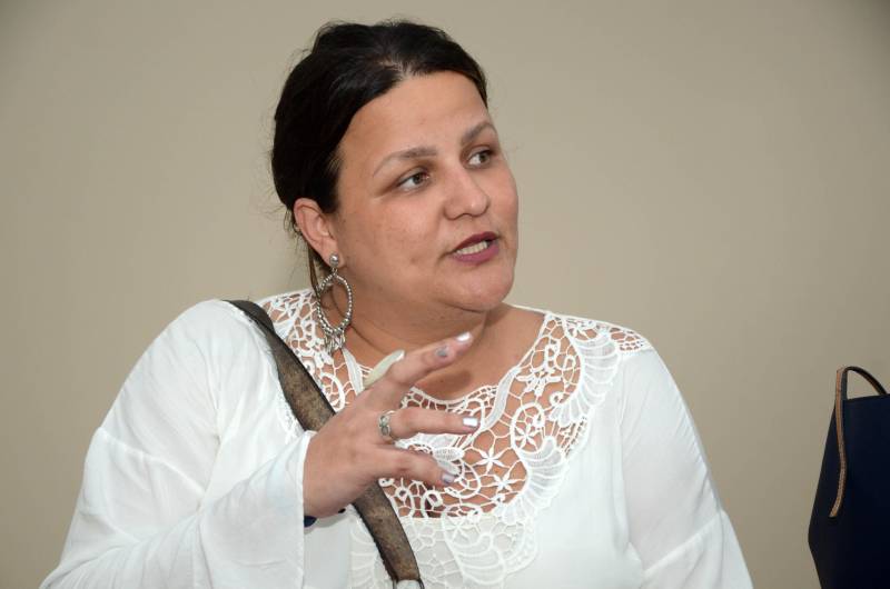 A Secretaria de Estado de Educação (Seduc), em parceria com a Secretaria Municipal de Educação de Belém (Semec), inaugurou nesta quarta-feira (19) um espaço dentro da Escola Estadual de Ensino Fundamental e Médio Marechal Cordeiro de Farias, na capital paraense, para escolarização de refugiados indígenas da etnia Warao, da Venezuela. Desde o início de 2018, as autoridades estaduais e municipais vêm desenvolvendo projetos para viabilizar o atendimento aos indígenas refugiados, incluindo ações na área de educação. Daí a criação de um espaço para atender todas as famílias Warao. A Semec será responsável pela educação infantil, que atenderá cerca de 80 crianças. A Seduc vai atender a Educação de Jovens e Adultos (EJA). Hoje, já estão matriculados 150 indígenas. Na foto, a coordenadora de Atendimento Escolar da Semec, Manuella Porto.

FOTO: FERNANDO NOBRE / ASCOM SEDUC
DATA: 19.12.2018
BELÉM - PARÁ <div class='credito_fotos'>Foto: FERNANDO NOBRE/ASCOM SEDUC   |   <a href='/midias/2018/originais/4622cb47-2c8a-43de-b4f2-107576b37a43.jpg' download><i class='fa-solid fa-download'></i> Download</a></div>