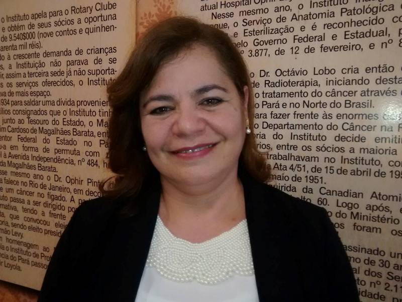 “Centralidade da Enfermagem nas Dimensões do Cuidar” foi o principal tema da programação alusiva à Semana de Enfermagem, encerrada nesta quinta-feira (17), no Hospital Ophir Loyola, em Belém. A temática é abordada nacionalmente pela Associação Brasileira de Enfermagem (ABEn), para marcar a comemoração de duas datas importantes na área da Saúde: Dia do Enfermeiro – 12 de Maio, e Dia do Técnico de Enfermagem - 20 de Maio. Os métodos e as práticas de cuidados evoluíram ao longo do tempo, até chegar à profissionalização. Um dos grandes nomes nesse processo é Florence Nightingale, fundadora da enfermagem moderna. Nos anos 1950 surgiram as primeiras teorias sobre enfermagem e, anos depois, Wanda Horta criou a Teoria das Necessidades Humanas Básicas, preconizando um referencial próprio no campo profissional. Na foto, a palestrante Elaine Souza.
FOTO: ASCOM / HOL
DATA: 17.05.2018
BELÉM - PARÁ <div class='credito_fotos'>Foto: ASCOM HOL | <a href='/midias/2018/originais/4625189a-80e8-41b6-b52a-aedeffaf4474.jpg' download><i class='fa-solid fa-download'></i> Download</a></div>