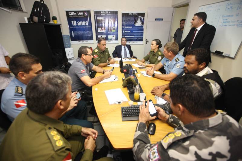 O comando do Sistema de Segurança Pública do Pará montou uma sala de situação no Centro Integrado de Operações (Ciop) (foto), nesta segunda-feira (9) após a morte de dois policiais militares, um na noite de domingo (8) e outro na manhã de segunda-feira. Por ordem do governador Simão Jatene, a Divisão de Homicídios recebeu um reforço de policiais para a investigação dos crimes e uma divisão especial foi criada, este ano, para investigar os assassinatos de policias no estado.
FOTO: MARCELO LÉLIS / AG. PARÁ
DATA: 09.04.2018
BELÉM - PARÁ <div class='credito_fotos'>Foto: Marcelo Lelis / Ag. Pará | <a href='/midias/2018/originais/4629e805-cd62-444e-ab6f-8f8d3f237ff1.jpg' download><i class='fa-solid fa-download'></i> Download</a></div>