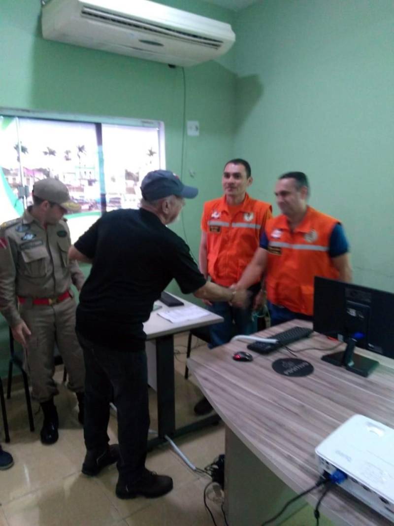 O governador Simão Jatene (foto) está no município de Bragança, nordeste do Estado, neste sábado (19), para visitar algumas das localidades atingidas pelas enchentes provocadas pelas chuvas do início da semana. A Defesa Civil Estadual está articulando as secretarias de Estado para atender às pessoas afetadas pelos alagamentos. Até o momento são três famílias desabrigadas e mais de três mil pessoas afetadas, principalmente na comunidade de Maranhãozinho. A prefeitura decretou estado de alerta. Uma sala de situação foi montada no município para o gerenciamento das ações que atendem às famílias.
FOTO: ANTENOR MARTINS
DATA: 19.05.2018
BRAGANÇA - PARÁ <div class='credito_fotos'>Foto: ANTENOR MARTINS | <a href='/midias/2018/originais/462f2fd7-ef55-4ee9-b5a8-04c4cba6498f.jpg' download><i class='fa-solid fa-download'></i> Download</a></div>