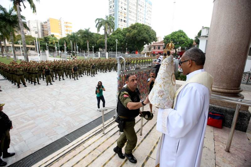 Cerca de 2 mil alunos do curso de formação de praças da Polícia Militar cumprem neste sábado (12) uma etapa importante da preparação: eles saem pela primeira vez às ruas, no estágio supervisionado, para vivenciar situações reais da carreira e, ao mesmo tempo, reforçar o policiamento ostensivo. Em Belém, cerca de 500 homens e mulheres se concentraram na Praça Santuário, em frente à Basílica de Nazaré, e saíram, em seguida, para diversos pontos da capital. A ação faz parte do pacote de medidas de combate à criminalidade e reforço da segurança pública anunciado pelo Governo do Estado.
FOTO: SIDNEY OLIVEIRA / AG. PARÁ
DATA: 12.05.2018
BELÉM - PARÁ <div class='credito_fotos'>Foto: Sidney Oliveira/Ag. Pará | <a href='/midias/2018/originais/4643bc31-05bd-4628-be1f-9dd210723c3a.jpg' download><i class='fa-solid fa-download'></i> Download</a></div>