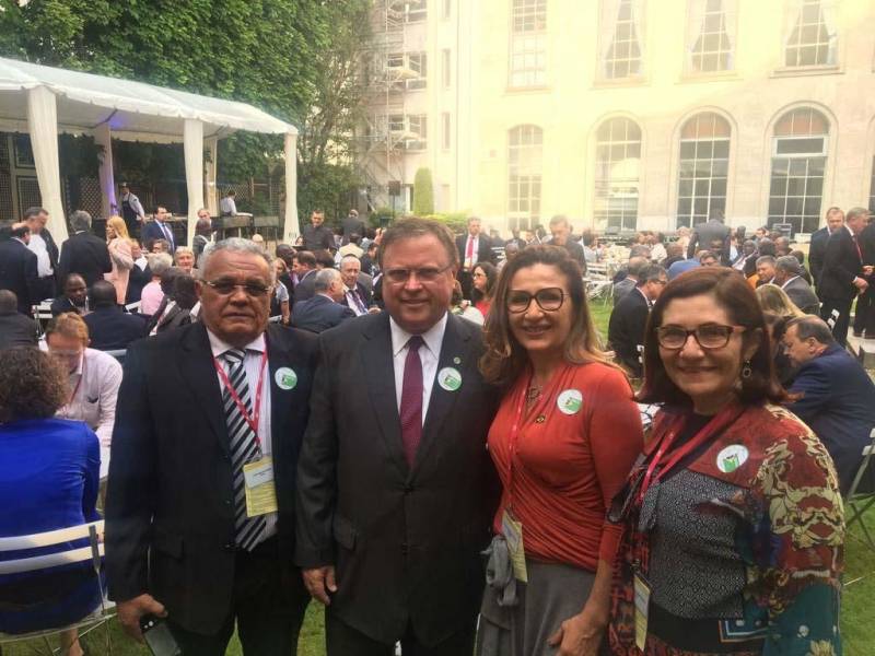 Uma comitiva com representantes do setor agropecuário do Pará participa da 86ª Seção Geral da Assembleia Mundial de Delegados, promovida pela Organização Mundial de Saúde Animal (OIE na sigla em inglês), que iniciou no domingo, 20, e segue até esta sexta-feira, 25, em Paris, na França. O estado do Pará, juntamente com os estados do Amapá, Amazonas e Roraima recebe, nesta quinta-feira, 24, a certificação internacional de área totalmente livre de febre aftosa com vacinação, tornando todo o Brasil 100% livre da doença. Durante a Assembleia Mundial dos Delegados da OIE, que reúne 800 representantes de 181 países signatários, serão discutidas normas de erradicação de doenças de animais (inclusive as transmissíveis a pessoas, como brucelose, tuberculose, influenza aviária e vaca louca), segurança sanitária do comércio internacional de animais e produtos de origem animal, bem-estar animal e alterações do Código Sanitário para Animais Terrestres. Também será apresentada a implantação dos Padrões da OIE pelos Países Membros da OIE, a situação atual e necessidades específicas de capacitação. Na foto, presentes no evento, o ministro da Agricultura, Pecuária e Abastecimento, Blairo Maggi (2º da esq/dir); a secretária adjunta de Desenvolvimento Agropecuário e da Pesca do Pará, Rosirayna Remor (3º da esq/dir); a presidente do Conselho Regional de Medicina Veterinária do Pará, Maria Antonieta Martorano (4º da esq/dir) e o diretor geral da Agência de Defesa Agropecuária do Pará (Adepará), Luiz Pinto (1º da esq/dir), entre outras autoridades.
FOTO: ASCOM / ADEPARÁ
DATA: 23.05.2018
PARIS - FRANÇA <div class='credito_fotos'>Foto: ASCOM ADEPARÁ | <a href='/midias/2018/originais/464793ba-e4f6-4003-8079-8fba5bff3167.jpg' download><i class='fa-solid fa-download'></i> Download</a></div>