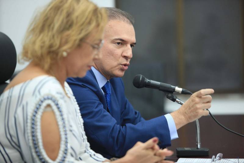 O Supremo Tribunal Federal (STF) acatou, nesta quarta-feira, 20, pedido do Governo do Estado, via Procuradoria-Geral do Estado (PGE), e suspendeu a decisão do Tribunal de Justiça do Estado do Pará (TJPA) sobre o pagamento do piso salarial aos professores. A Suspensão da liminar foi repassada à imprensa na tarde desta quarta-feira, em entrevista coletiva concedida pela secretária de Estado de Administração, Alice Viana (e), e pelo Procurador Geral do Estado, Ophir Cavalcante Junior (d). O piso salarial do magistério para o exercício de 2018 foi fixado pelo Ministério da Educação (MEC) em R$ 2.455,00. No Pará, o vencimento-base (composto por duas parcelas fixas), corresponde a R$ 3.772,69, “valor 49% superior ao piso nacional”, frisa a PGE. Já a remuneração média para o magistério no Estado é de cerca de R$ 4.800,00, superior em 95% ao atual piso nacional.
FOTO: MÁCIO FERREIRA / AG. PARÁ
DATA: 20.06.2018
BELÉM - PARÁ <div class='credito_fotos'>Foto: MÁCIO FERREIRA/ AG. PARÁ | <a href='/midias/2018/originais/4647c964-d6bf-4e5c-9e78-729b83b6751a.jpg' download><i class='fa-solid fa-download'></i> Download</a></div>
