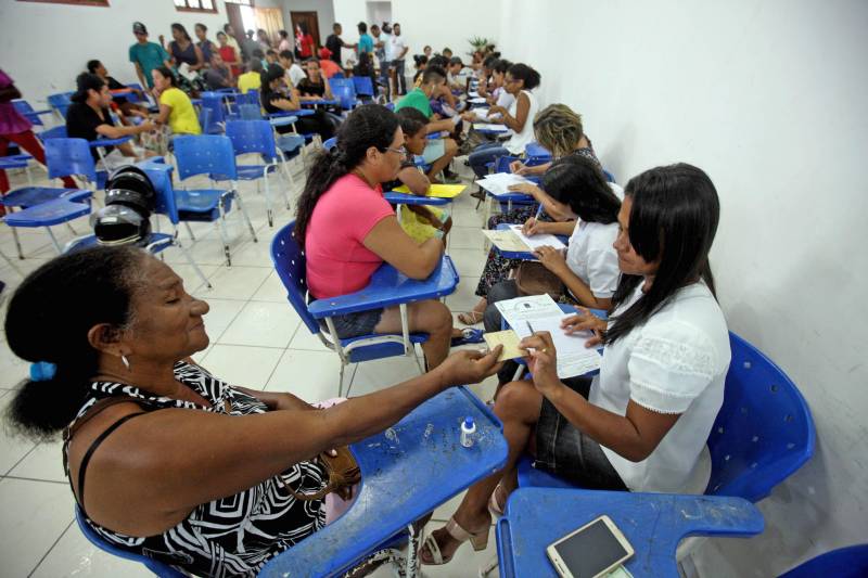 “Perdi todos os documentos na chuva, assim como quase tudo de dentro da casa. Poder tirar os documentos hoje, menos de uma semana depois do desastre e tudo de graça, é bom, chegou na hora certa e vai ajudar muita gente mesmo”. A fala é Adriano Pinheiro, morador do bairro Angelim, um dos 15 afetados pela forte enxurrada que alagou 40% do município de Paragominas, no nordeste paraense, na semana passada. Ele se soma a outras centenas de pessoas que estiveram nesta terça-feira (17), na Escola Municipal Anésia da Costa Chaves, primeiro local da Caravana do ProPaz no município (foto). Semelhante as demais ações do ProPaz Cidadania, o programa está viabilizando no município a emissão de 2ª via de Certidão de Nascimento, Registro Geral (RG), 2ª via de CPF, carteira social (mudança de gênero), fotos para os documentos e a carteira do ID Jovem, que possibilita a jovens de 15 a 29 anos, diversos benefícios, entre eles, meia passagem em trajetos interestaduais.
FOTO: SIDNEY OLIVEIRA / AG. PARÁ
DATA: 17.04.2018
PARAGOMINAS - PARÁ
<div class='credito_fotos'>Foto: Sidney Oliveira/Ag. Pará | <a href='/midias/2018/originais/4648673b-f35b-46ea-9535-40869646d0cb.jpg' download><i class='fa-solid fa-download'></i> Download</a></div>