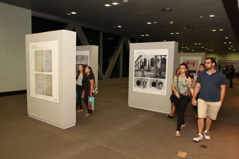 Uma programação extensa e diversificada marcou a abertura das atividades da XXII Feira Pan-Amazônica do Livro (foto) neste sábado (2), no Hangar – Centro de Convenções e Feiras da Amazônia, em Belém. Um grande público compareceu no primeiro dia, aproveitando as atrações culturais e as exposições nos estandes de livros.

FOTO: CRISTINO MARTINS / AG. PARÁ
DATA: 02.06.2018
BELÉM - PARÁ <div class='credito_fotos'>Foto: Cristino Martins/Ag. Pará   |   <a href='/midias/2018/originais/4654d293-8b20-4210-bcb7-b5c440c1cb54.jpg' download><i class='fa-solid fa-download'></i> Download</a></div>