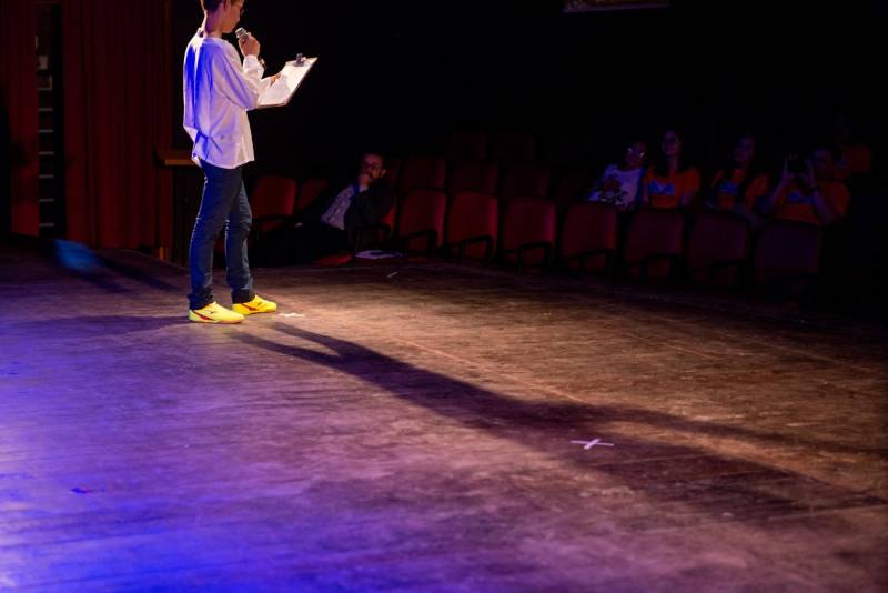 João*, de 17 anos, é natural de Bragança, nordeste do Pará. Há sete meses cumpre medida socioeducativa em uma unidade de internação do Estado após cometer um ato infracional no município onde reside. Mas na manhã desta terça-feira (5), em Belém, pôde vivenciar uma experiência inédita: participou de um espetáculo de teatro (foto) diante de dezenas de pessoas que se reuniram no Teatro Margarida Schivasappa, ao lado de outros 30 adolescentes e jovens privados de liberdade. Uma iniciativa pioneira no país que busca promover a ressocialização por meio da arte, fruto das atividades e oficinas pedagógicas realizadas dentro de espaços gerenciados pela Fundação de Atendimento Socioeducativo do Pará (Fasepa). “Eu nunca tinha vindo em um teatro e isso ficará marcado em mim”, disse o socioeducando. Tímido, ele revelou a vontade de deixar para trás os erros cometidos e seguir um futuro completamente novo, com os primeiros passos sendo dados hoje. “Isso despertou algo dentro de mim, pensar na minha vida e em sair do mundo das drogas. Quem sabe me tornar um ator?” divagou.

FOTO: FERNANDO SETTE / ASCOM IOE
DATA: 05.06.2018
BELÉM - PARÁ <div class='credito_fotos'>Foto: FERNANDO SETTE CÂMARA / ASCOM IOE   |   <a href='/midias/2018/originais/46553895-378c-45fe-867d-2ff8494dcd68.jpg' download><i class='fa-solid fa-download'></i> Download</a></div>