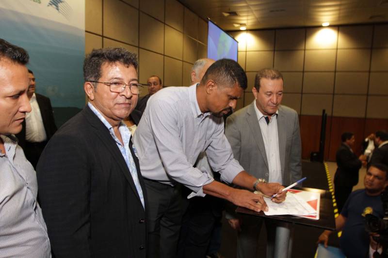 O primeiro dia do Fórum Permanente de Prefeitas e Prefeitos dos Municípios Sustentáveis contou com a participação de 85 prefeitos , 17 vices e 21 secretários municipais dos 141 municípios manifestaram interesse em adotar as diretrizes do programa. Para o governador Simão Jatene, esta grande participação simboliza a união de agentes públicos que colocaram os interesses coletivos acima dos interesses individuais para construir um estado melhor para todos. Com o tema “Gestão Compartilhada”, o evento traz as experiências e os desdobramentos das agendas governamentais que foram planejadas em parceria com as gestões municipais. Através da Secretaria Extraordinária de Municípios Sustentáveis (Semsu) Governo do Pará, por meio da Semsu, investe na capacitação dos municípios para a promoção de uma gestão fiscal eficiente. Para Izabela Jatene, este primeiro dia serviu para sinalizar o quanto os gestores estão preocupados com o equilíbrio da questão fiscal dos municípios e em desenvolver uma governança compartilhada para desenvolver seus municípios.
FOTO: CRISTINO MARTINS / AG. PARÁ
DATA: 07.02.2018
BELÉM - PARÁ <div class='credito_fotos'>Foto: Cristino Martins/Ag. Pará | <a href='/midias/2018/originais/4656b17d-855a-49e1-8336-1c2a271e4830.jpg' download><i class='fa-solid fa-download'></i> Download</a></div>