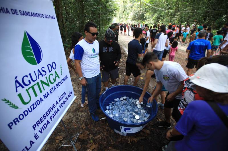 Uma reabertura feita a milhares de mãos. A fita inaugural colocada no inicio da trilha principal do Parque do Utinga foi rompida por mais de cinco mil pessoas ansiosas pelo inicio da caminhada, marcando o segundo dia da programação de reabertura do mais novo espaço paraense de lazer e interatividade com a natureza.
FOTO: MÁCIO FERREIRA / AG. PARÁ
DATA: 17.03.2018
BELÉM - PARÁ <div class='credito_fotos'>Foto: MÁCIO FERREIRA/ AG. PARÁ | <a href='/midias/2018/originais/465dc56a-fb5c-41ab-bbbc-e4de77dfaadc.jpg' download><i class='fa-solid fa-download'></i> Download</a></div>