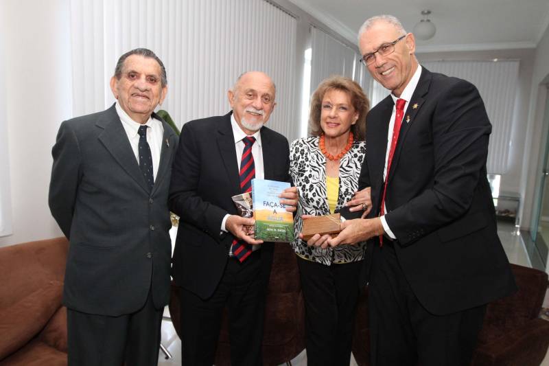Segurança, tecnologia, educação e recursos hídricos foram alguns dos temas em pauta durante encontro entre o governador Simão Jatene (2º da esq/dir) e o embaixador de Israel no Brasil, Yossi Shelley (4º da esq/dir), na tarde desta quarta-feira (13), no Palácio do Governo, em Belém. A reunião também contou presença do presidente do Centro Israelita do Pará, Marcos Soares e dos representantes da comunidade israelita, Ana Bentes Bloch (3º da esq/dir) e Elias Ramiro Bentes (1º da esq/dir). Com a visita, o País do oriente médio busca estreitar as relações com o Estado e iniciar a construção de parcerias e cooperações em setores estratégicos como ciência, tecnologia e conhecimento. Entre os temas debatidos está a questão da segurança. Israel possui, por exemplo, uma grande expertise em tecnologias utilizadas na área. “Temos um grande conhecimento no que diz respeito à tecnologia para a segurança. Apresentamos algumas utilizadas em nosso País, como softwares de monitoramento, rastreamento, entre outros, que podem ser interessantes para o governo do Pará”, afirmou o embaixador Yossi Shelley. As possibilidades de contribuição também incluem intercâmbios e capacitação profissional na área.

FOTO: CRISTINO MARTINS / AG. PARÁ
DATA: 13.06.2018
BELÉM - PARÁ <div class='credito_fotos'>Foto: Cristino Martins/Ag. Pará   |   <a href='/midias/2018/originais/466903aa-926a-4053-a0f2-db15a06e96f5.jpg' download><i class='fa-solid fa-download'></i> Download</a></div>