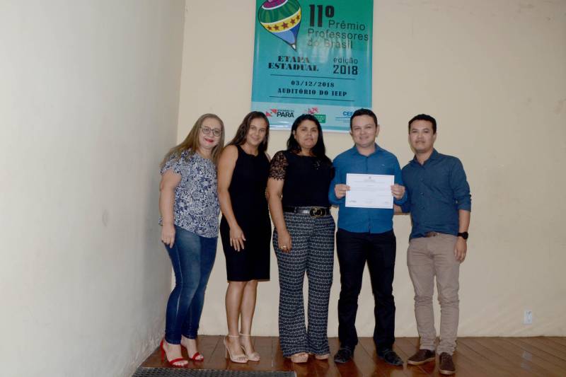 Em 2015, a Secretaria de Estado de Educação (Seduc) criou o Centro de Formação dos Profissionais da Educação Básica do Estado do Pará (CEFOR), com a perspetiva de apropriação das metodologias formativas e de transferência de tecnologia. Nesta segunda-feira (3), o Centro comemorou (foto) os quatro anos de criação durante cerimônia realizada no Instituto de Educação Estadual do Pará (IEEP), prédio histórico que abriga o CEFOR. Participaram da ocasião professores, formadores, a secretária de Educação do Estado, Ana Cláudia Serruya Hage e o secretário Adjunto de Ensino, José Roberto da Silva.

 FOTO: RAI PONTES / ASCOM SEDUC
DATA: 04.12.2018
BELÉM - PARÁ <div class='credito_fotos'>Foto: Rai Pontes/Ascom Seduc   |   <a href='/midias/2018/originais/467369b6-bd09-4c0d-9ec9-b2108ddf4737.jpg' download><i class='fa-solid fa-download'></i> Download</a></div>