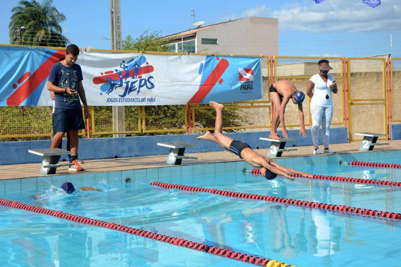 Na disputa houve partidas de goaball, bocha, tênis de mesa atletismo e natação (foto). A promoção do evento é da Secretaria de Educação (Seduc) por meio do seu Núcleo de Esporte e Lazer (NEL). Conceição Felgueiras, coordenadora dos Jogos, fez avaliação positiva do evento, realizado pela primeira vez fora da capital paraense e que mobilizou mais de 270 pessoas diretamente, entre dirigentes, técnicos e acompanhantes dos paratletas. "Todos os paratletas participantes são vencedores. Além da competição, eles tiveram um momento para socializar e confraternizar -pois eram participantes de vários municípios do estado. O evento ainda cumpriu a missão de sensibilizar o poder público local sobre a importância do incentivo ao esporte paralímpico", disse.
FOTO: FERNANDO NOBRE / ASCOM SEDUC
DATA: 29.06.2018
MARABÁ - PARÁ <div class='credito_fotos'>Foto: FERNANDO NOBRE/ASCOM SEDUC | <a href='/midias/2018/originais/467431e4-1af6-403e-9808-4fa656a1c0d2.jpg' download><i class='fa-solid fa-download'></i> Download</a></div>
