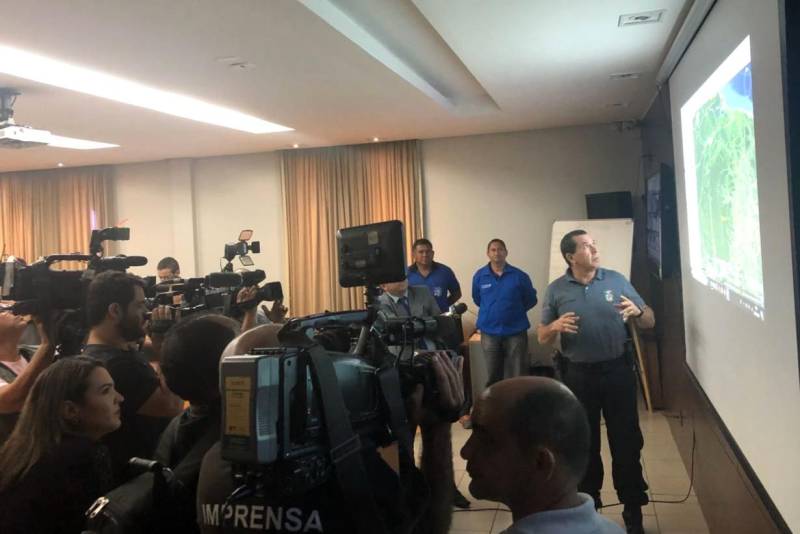 Em reunião realizada na manhã desta segunda-feira (28), na sede da Secretaria de Segurança Pública e Defesa Social do Pará (Segup), órgãos da área de segurança do Estado e de serviços essenciais definiram estratégias de enfrentamento à crise provocada pela greve dos caminhoneiros. De acordo com o coronel André Cunha (foto), secretário adjunto de Gestão Operacional, que esteve pessoalmente reunido com caminhoneiros na tarde deste domingo (27), a categoria garantiu que insumos serão liberados para abastecer as necessidades básicas da população.

FOTO: ASCOM SEGUP
DATA: 28.05.2018
BELÉM - PARÁ <div class='credito_fotos'>Foto: Rodolfo Oliveira/Ag. Pará   |   <a href='/midias/2018/originais/467767d8-c58f-4e07-bfb4-6c89c9233cdd.jpg' download><i class='fa-solid fa-download'></i> Download</a></div>