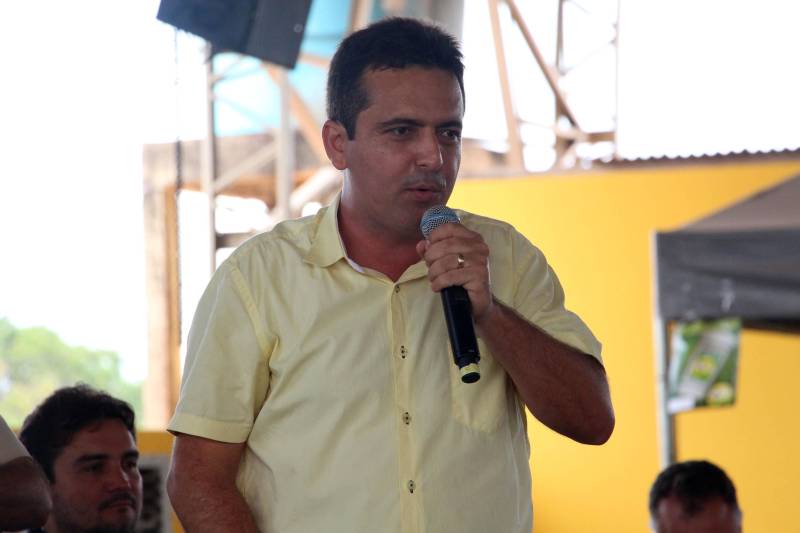Rio Maria estava já estava em festa pelos 36 anos de emancipação política, comemorados em 13 de maio. Na feira coberta, espaço para grandes eventos, havia palco, praça de alimentação e espaços de entretenimento, e também para a cerimônia de assinatura de convênios entre o Governo do Pará e a Prefeitura. Na foto, o prefeito de Rio Maria, Francisco Paulo Barros Dias.
FOTO: ANTONIO MACEDO / DIVULGAÇÃO
DATA: 12.05.2018
RIO MARIA - PARÁ <div class='credito_fotos'>Foto: ANTONIO MACEDO / DIVULGAÇÃO | <a href='/midias/2018/originais/4679e881-181c-4e62-ad98-d2f8361b1730.jpg' download><i class='fa-solid fa-download'></i> Download</a></div>