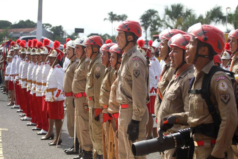 O Corpo de Bombeiros Militar do Pará completou nesta sexta-feira, 23, seu 136º aniversário. Uma solenidade no Quartel General da corporação, em Belém, marcou a data. A cerimônia contou com a presença do governador do Estado, Simão Jatene.

FOTO: CRISTINO MARTINS / AG. PARÁ
DATA: 23.11.2018
BELÉM - PARÁ <div class='credito_fotos'>Foto: Cristino Martins/Ag. Pará   |   <a href='/midias/2018/originais/467df256-2c80-40be-90ff-701216b40fb8.jpg' download><i class='fa-solid fa-download'></i> Download</a></div>