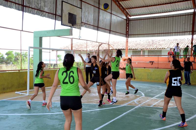 A Regional Mocajuba dos Jogos Estudantis Paraenses (JEPs), que ocorreu de 16 a 20 deste mês reunindo municípios do Baixo Tocantins, foi encerrada com festa no final de semana, pelos atletas que garantiram vagas na Etapa Estadual da competição, marcada para o período de 19 a 22 de junho, na Arena Guilherme Paraense, em Belém, com as finais transmitidas ao vivo pela TV Cultura do Pará. Na foto, o ouro no basquetebol feminino, categoria B, foi conquistado pelas alunas da Escola Estadual de Ensino Médio Professor Leonardo Negrão, de Abaetetuba.
FOTO: ELISEU DIAS / ASCOM SEDUC
DATA: 20.05.2018
MOCAJUBA - PARÁ <div class='credito_fotos'>Foto: Eliseu Dias / Ascom Seduc | <a href='/midias/2018/originais/4686e7d7-f69e-4fbd-827c-4d3ca6ee6a47.jpg' download><i class='fa-solid fa-download'></i> Download</a></div>