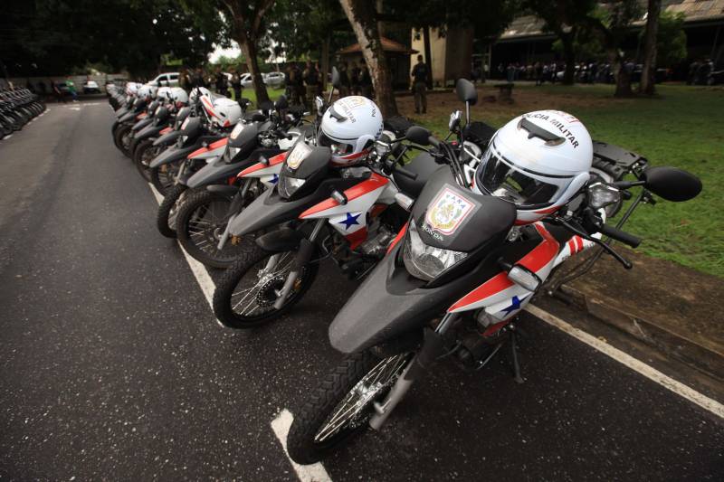 Polícia Militar, Guarda Municipal e Secretarias Municipais de Segurança Pública de 17 cidades do interior paraense receberam motos (foto) para ampliar o policiamento ostensivo e para atender ocorrências em suas sedes. Os veículos adquiridos pelo Governo do Estado são provenientes de emenda parlamentar de três deputados da Assembleia Legislativa do Pará (ALEPA), e entregues nesta segunda-feira (28) durante cerimônia na sede da Casa Civil, em Belém. Ao todo foram entregues 44 motos do modelo Honda XRE 300 CC, todas com kit sinalizador acústico e visual, rastreador, dois capacetes e queixeiras. Prefeitos, secretários de segurança, representantes das polícias, guardas municipais e deputados estiveram presentes na solenidade e ressaltaram a importância de ampliar a frota de veículos para dar apoio a segurança dos municípios.
FOTO: MÁCIO FERREIRA / AG. PARÁ
DATA: 28.05.2018
BELÉM - PARÁ <div class='credito_fotos'>Foto: MÁCIO FERREIRA/ AG. PARÁ | <a href='/midias/2018/originais/46877d33-3415-4b26-a3f7-0ecd8496758c.jpg' download><i class='fa-solid fa-download'></i> Download</a></div>