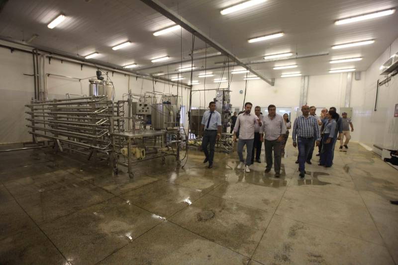 Mais de 300 produtores compareceram à arena Bira's, em Igarapé-Miri, no nordeste paraense, na manhã de quinta-feira (15), em busca de informações sobre crédito, qualificação profissional, regularização fundiária e cadeia produtiva. O público foi atendido pela "Caravana Pará 2030 - Igarapé-Miri", promovida pelo governo do Estado, que levou ao município os serviços de várias secretarias, bancos e instituições ligadas à produção e à intermediação de negócios.
FOTO: RODOLFO OLIVEIRA / AG. PARÁ
DATA: 16.03.2018
IGARAPÉ-MIRI - PARÁ <div class='credito_fotos'>Foto: Rodolfo Oliveira/Ag. Pará | <a href='/midias/2018/originais/46886323-c9d8-48f3-b351-9940334ba28e.jpg' download><i class='fa-solid fa-download'></i> Download</a></div>