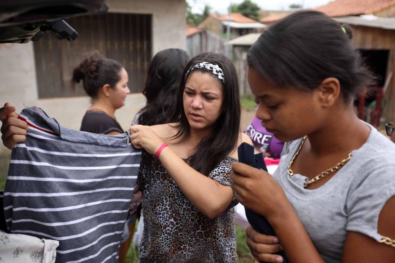 Passados dois dias da enxurrada que destruiu casas e obrigou pessoas a saírem de seus locais de moradia em Paragominas, Governo do Estado e Prefeitura continuam os trabalhos para atender as famílias afetadas, reconstruir o que ficou destruído e restabelecer a situação de normalidade no município. Desde a manhã da última quinta-feira (12), equipes da Defesa Civil intensificam as ações nos bairros atingidos. Mas também há quem prefere, voluntariamente, ir até os bairros para fazer suas entregas. Um grupo de amigas, moradoras de Paragominas, por exemplo, se juntou para arrecadar roupas e fazer as entregas pessoalmente. Entre elas, a adolescente Valéria Manoela, de 17 anos (e).
FOTO: SIDNEY OLIVEIRA / AG. PARÁ
DATA: 14.04.2018
PARAGOMINAS - PARÁ <div class='credito_fotos'>Foto: Sidney Oliveira/Ag. Pará | <a href='/midias/2018/originais/468a0486-485a-4fb1-9d49-b74b4620fff8.jpg' download><i class='fa-solid fa-download'></i> Download</a></div>