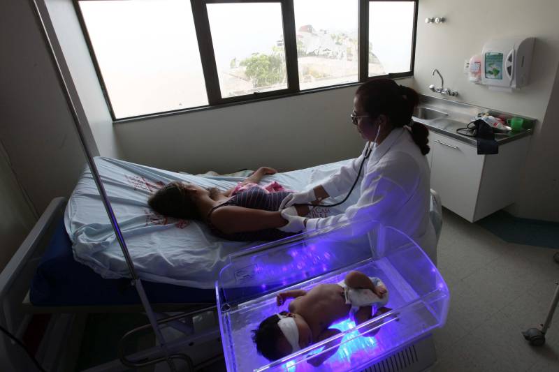 Em 2017, A Santa Casa recebeu a Acreditação Nível 1, para instituições que atendem aos critérios de segurança do paciente em todas as áreas de atividade, incluindo aspectos estruturais e assistenciais. A conquista do Certificado de Acreditação ONA 1 foi muito comemorada pelos 2.600 servidores da Santa Casa de Misericórdia do Pará. Uma onda de otimismo tomou conta do hospital e se expressava através risos, abraços e confraternizações. 

FOTO: ASCOM SANTA CASA
DATA: 18.12.2018
BELÉM - PARÁ <div class='credito_fotos'>Foto: ASCOM / SANTA CASA   |   <a href='/midias/2018/originais/468aec4b-03e5-4896-97b3-7a3bd1586db7.jpg' download><i class='fa-solid fa-download'></i> Download</a></div>