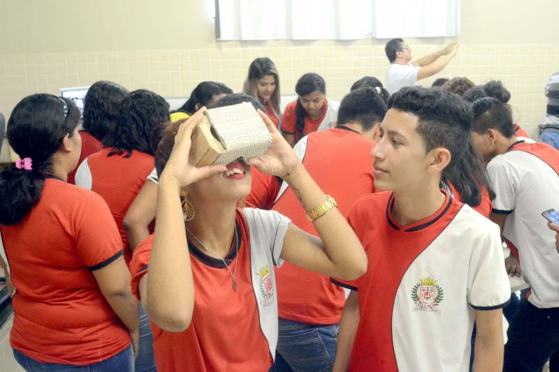 Aprender em grupo a utilizar recursos tecnológicos nas escolas que possibilitam ter conhecimento, por exemplo, sobre a presença de elementos químicos (minerais) no meio ambiente e no corpo humano. Assim foi a aula inaugural do projeto Sedutec, nesta sexta-feira (4), para 26 alunos da turma 104 do 1º ano do Ensino Médio da Escola Estadual Manoel Leite Carneiro, no bairro do Tenoné. O Sedutec é um projeto da Secretaria de Estado de Educação (Seduc) e empresa contratada Inteceleri, que atua com a plataforma digital Google for Education no Estado. O projeto contribui com aprendizagem de estudantes e planejamento e didáticas de professores por meio de ferramentas digitais específicas para a educação. A escola “Manoel Leite Carneiro” atende 853 alunos do Ensino Médio, dos quais 378 em tempo integral. Os estudantes receberam na aula inaugural do Sedutec orientações sobre o uso das ferramentas digitais e construíram exemplares do MiritiBoard (óculos em miriti para acesso à realidade virtual).
FOTO: ELISEU DIAS / ASCOM SEDUC
DATA: 04.05.2018
BELÉM - PARÁ <div class='credito_fotos'>Foto: Eliseu Dias / Ascom Seduc | <a href='/midias/2018/originais/468ce758-b0ba-4af5-a033-7f94539f0ef9.jpg' download><i class='fa-solid fa-download'></i> Download</a></div>