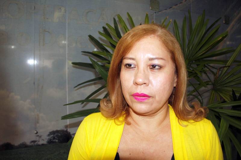 Profissionais que trabalham na Fundação de Atendimento Socioeducativo do Pará (Fasepa) participaram nesta sexta-feira (06), na Escola de Governança Pública do Estado do Pará (EGPA), em Belém, do último dia do encontro Diálogo Temático: “Construindo Novos Parâmetros Técnicos na Socioeducação”, que buscou sistematizar as diretrizes metodológicas do atendimento socioeducativo e reavaliar fluxos de trabalho, para ampliar a qualidade do atendimento socioeducativo. O evento contou com a participação de todos os representantes que atuam nas unidades socioeducativas da Região Metropolitana de Belém, de Marabá (na região sudeste) e Santarém (no oeste). A partir de algumas dinâmicas, os profissionais socializaram desafios e propuseram diferentes possibilidades na mediação e resolução de conflitos dentro das especialidades de cada um, seja em internação, internação provisória e semiliberdade. Após o encontro, um guia técnico será elaborado e vai nortear alguns procedimentos pedagógicos, visando melhorar os indicadores do atendimento socioeducativo no Estado. Na foto, a gestora da unidade de semiliberdade de Belém, Patrícia Miranda.
FOTO: FRANKLIN SALVADOR / ASCOM FASEPA
DATA: 06.04.2018
BELÉM - PARÁ <div class='credito_fotos'>Foto: FRANKLIN SALVADOR / ASCOM FASEPA | <a href='/midias/2018/originais/46963037-db2c-4bfe-929a-5e1322f8815e.jpg' download><i class='fa-solid fa-download'></i> Download</a></div>