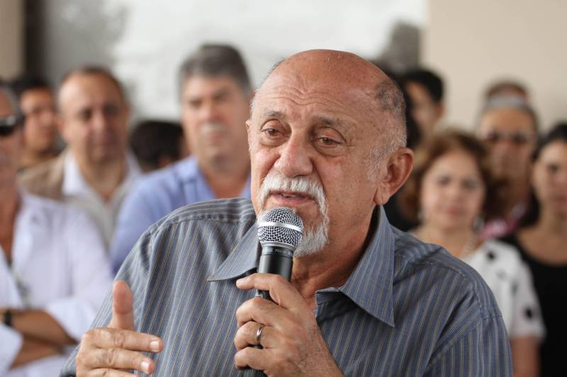 O Governo do Pará entregou nesta quarta-feira, 26, o prédio restaurado da antiga Estação de Trem de Icoaraci. A entrega foi feita pelo governador Simão Jatene (camisa cinza com listras). “Estamos recuperando um pedaço importante da história de Belém, de todo o Pará”, disse o governador. Após cinco meses de reforma, a antiga Estação Ferroviária de São João de Pinheiro, atual Icoaraci, foi entregue totalmente restaurada. Há pelo menos 35 anos, o espaço era ocupado pela Cooperativa de Artesãos de Icoaraci (Coarti) e agora vai servir para comercialização e exposição de artesanato, além de espaço para eventos culturais. “Será um espaço multiuso, para manifestações culturais, manifestações sociais e, claro, para a comercialização de artesanato, que é o carro-chefe de Icoaraci”, disse o secretário de estado de Desenvolvimento Econômico, Mineração e Energia (Sedeme), Hildegardo Nunes.

FOTO: CRISTINO MARTINS / AG. PARÁ
DATA: 26.12.2018
ICOARACI - PARÁ <div class='credito_fotos'>Foto: Cristino Martins/Ag. Pará   |   <a href='/midias/2018/originais/46991ae4-bb23-4ef8-890d-4a254696d8d9.jpg' download><i class='fa-solid fa-download'></i> Download</a></div>