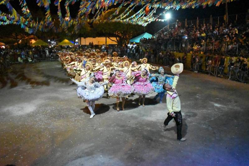 Os festejos juninos trazem significativo crescimento no fluxo de pessoas e movimentam a economia e o turismo em todo o estado. No município de Tailândia, na região Tocantins, serão celebrados os santos deste mês - São João, São Pedro, Santo Antônio e São Paulo - com o “V Forrozão Junto e Misturado” e o “Forrozão do Povo”. Promovidos pela Secretaria Municipal de Cultura, Esportes, Juventude e Lazer (Secjet) e pela Secretaria Municipal de Educação (Semed), os eventos serão realizados nesta sexta, 29, e sábado, 30 de junho, na Praça do Povo (foto). A quadra junina foi aberta, no início do mês, com o 38º Baile dos Coroas, uma das festas mais tradicionais da cidade, que este ano homenageou o seu fundador Raimundo Braga, falecido em janeiro. A estimativa é que cerca de 20 mil pessoas participem, de forma direta e indireta, dos dois últimos dias de programação.
FOTO: ASCOM / PREFEITURA DE TAILÂNDIA
DATA: 27.06.2018
TAILÂNDIA - PARÁ <div class='credito_fotos'>Foto: ASCOM HGT TAILÂNDIA | <a href='/midias/2018/originais/46a1d854-4726-4a6f-86d0-c71da641c205.jpg' download><i class='fa-solid fa-download'></i> Download</a></div>