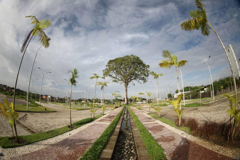 O Parque Estadual do Utinga (PEUt) o mais importante espaço de preservação e estudo da biodiversidade dentro da Região Metropolitana de Belém será reaberto à população a partir desta sexta,16, a partir das 16h30, com apresentações artísticas, com o Boi Veludinho, crianças do Pro Paz e a premiada Orquestra Sinfônica do Theatro da Paz. A apresentação será em um espaço ao ar livre e não será necessária a retirada de ingressos, por esse motivo, a recomendação é que o público chegue cedo, porque a entrada será fechada quando o espaço estiver lotado.
FOTO: THIAGO GOMES / AG. PARÁ
DATA: 16.03.2018
BELÉM - PARÁ <div class='credito_fotos'>Foto: Thiago Gomes /Ag. Pará | <a href='/midias/2018/originais/46a6ff49-2b89-4acd-98e6-5107c025aa4b.jpg' download><i class='fa-solid fa-download'></i> Download</a></div>