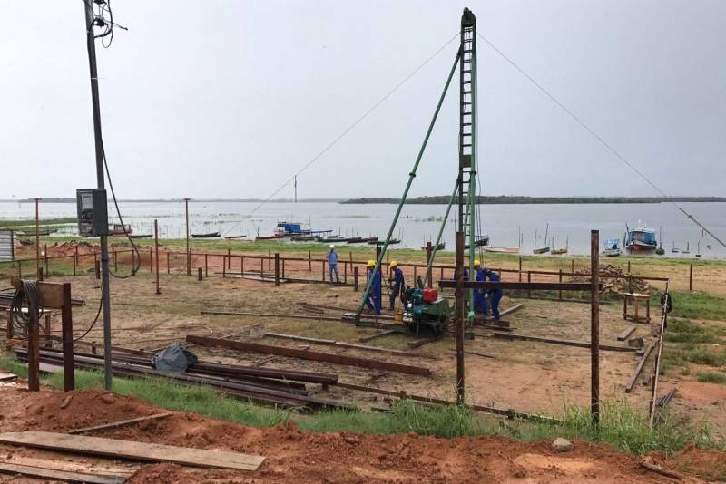 As obras dos terminais hidroviários de cargas e passageiros dos municípios de Prainha, Almeirim, Faro (foto) e Terra Santa, na região do Baixo Amazonas, prosseguem a todo vapor. As novas estruturas permitirão mais organização nas operações portuárias, além de dinamizarem as economias locais.
FOTO: SAMUEL ALVARENGA / SECOM
DATA: 26.02.2018
FARO - PARÁ <div class='credito_fotos'>Foto: Samuel Alvarenga / Secom | <a href='/midias/2018/originais/46aca5e0-f86b-47bf-8f2c-b1c6bca84057.jpg' download><i class='fa-solid fa-download'></i> Download</a></div>